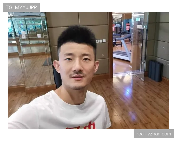 谌龙训练完啃鸡腿那一下,真绷不住了 谌龙训练完啃鸡腿那一下,真绷不住了